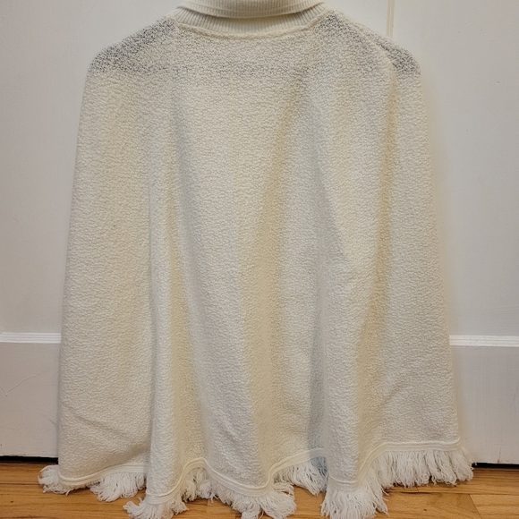 Collared white capelet with fringe - Picture 2 of 2